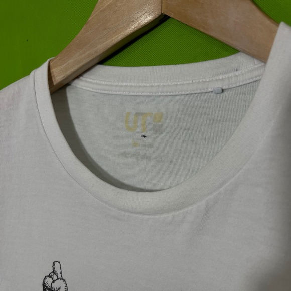 Uniqlo UT KAWS Graphic T-Shirt Mens White Short Sleeve Tee Large - Picture 2 of 6